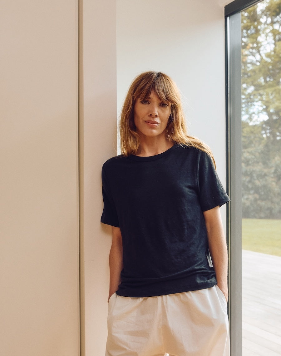 The Linen / The Classic Fit Tee - Black